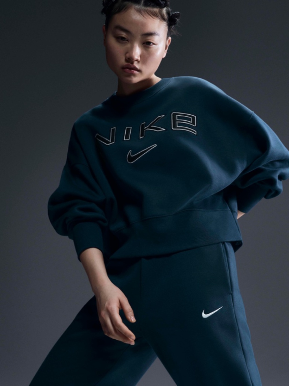 Nike Sportswear Phoenix Fleece Oversized Crew-Neck Logo Sweatshirt in Navy | L